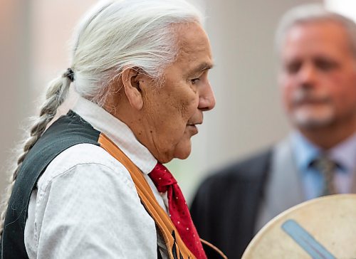 BROOK JONES / FREE PRESS
A CanadIan citizenship ceremony was hosted on Canada Day at the Pavilion at Assiniboine Park in Winnipeg, Man., Monday, July 1, 2024. Pictured: Elder Winston Wuttunee (left) performs a drum song at the beginning of the citizenship ceremony as presiding official Mark Eichhorst (right) looks on.