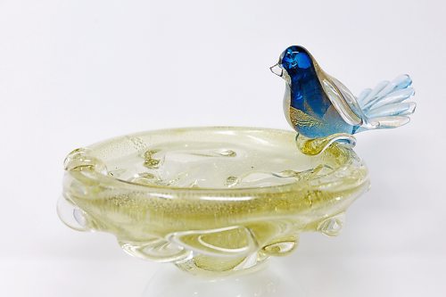 MIKE DEAL / FREE PRESS
A Chalet bird bowl that has gold flecks in the glass.
Ken Huss, a former gallery owner, has been collecting chalet glass for years. Chalet glass was made in Canada exclusively between 1962 or so, until 1974, when the last studio closed. Ken got into the art form years ago when he was running a gallery in Yukon, and has continued to collect it, since moving to Holland (from Winnipeg) a couple of years ago.
See Dave Sanderson story
240610 - Monday, June 10, 2024.