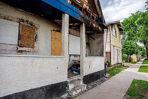 NIC ADAM / FREE PRESS
Four burned houses in the William Whyte community sit in a row, vacant, along Powers Ave Friday afternoon.
240621 - Friday, June 21, 2024.

Reporter: Katie