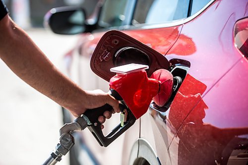 MIKAELA MACKENZIE / WINNIPEG FREE PRESS



Folks pump gas in Winnipeg on Thursday, July 21, 2022. Manitoba's inflation rate is now 9.4 per cent (the second highest in Canada), and high gas prices are not helping the matter. For Carol story.

Winnipeg Free Press 2022.