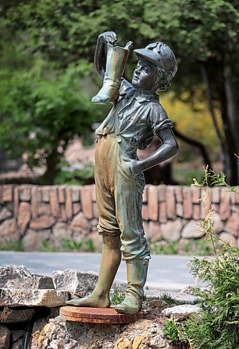 Ruth Bonneville / Free Press

Local - Boy with boot

The Boy with the Boot statue at the entrance to the Assiniboine Park's English Garden is one of several structures that are being considered for heritage status. 

 See story.


May 13th, 2024
