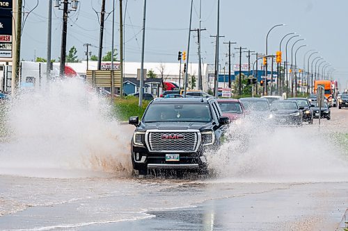 NIC ADAM / FREE PRESS
Cars struggle along a flooded Brookside Blvd, just south of Inkster Blvd, after the thunderstorm on Thursday afternoon.
240704 - Thursday, July 04, 2024.

Reporter: