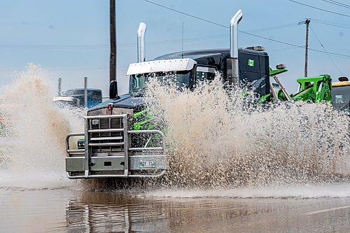 NIC ADAM / FREE PRESS
Cars struggle along a flooded Brookside Blvd, just south of Inkster Blvd, after the thunderstorm on Thursday afternoon.
240704 - Thursday, July 04, 2024.

Reporter: