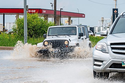 NIC ADAM / FREE PRESS
Cars struggle along a flooded Brookside Blvd, just south of Inkster Blvd, after the thunderstorm on Thursday afternoon.
240704 - Thursday, July 04, 2024.

Reporter: