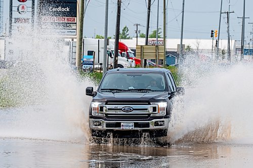 NIC ADAM / FREE PRESS
Cars struggle along a flooded Brookside Blvd, just south of Inkster Blvd, after the thunderstorm on Thursday afternoon.
240704 - Thursday, July 04, 2024.

Reporter: