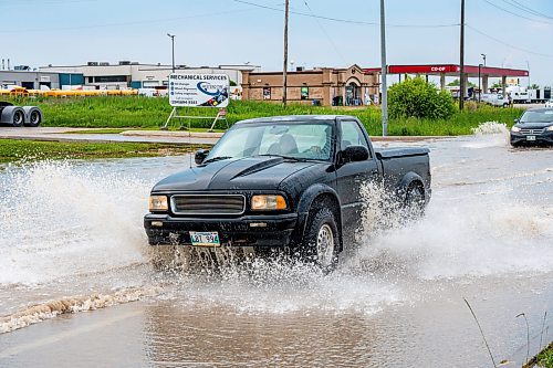 NIC ADAM / FREE PRESS
Cars struggle along a flooded Brookside Blvd, just south of Inkster Blvd, after the thunderstorm on Thursday afternoon.
240704 - Thursday, July 04, 2024.

Reporter: