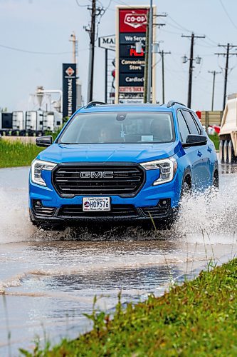 NIC ADAM / FREE PRESS
Cars struggle along a flooded Brookside Blvd, just south of Inkster Blvd, after the thunderstorm on Thursday afternoon.
240704 - Thursday, July 04, 2024.

Reporter: