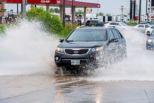 NIC ADAM / FREE PRESS
Cars struggle along a flooded Brookside Blvd, just south of Inkster Blvd, after the thunderstorm on Thursday afternoon.
240704 - Thursday, July 04, 2024.

Reporter: