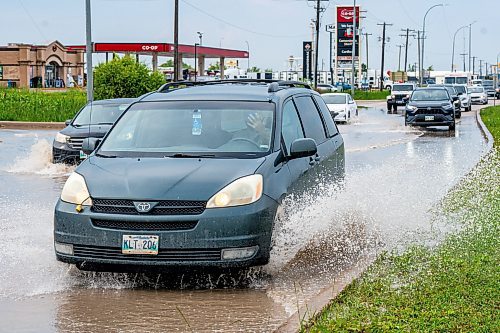 NIC ADAM / FREE PRESS
Cars struggle along a flooded Brookside Blvd, just south of Inkster Blvd, after the thunderstorm on Thursday afternoon.
240704 - Thursday, July 04, 2024.

Reporter: