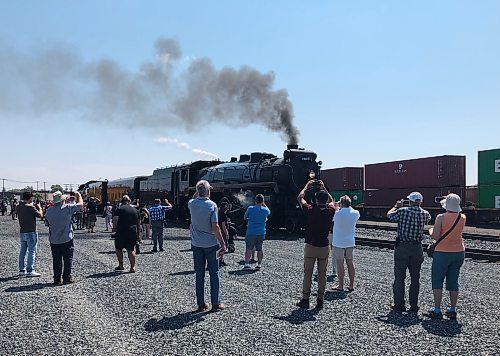 JOHN LONGHURST / FREE PRESS
Eager Winnipeggers flocked to witness the arrival of The Empress Saturday for a public viewing.