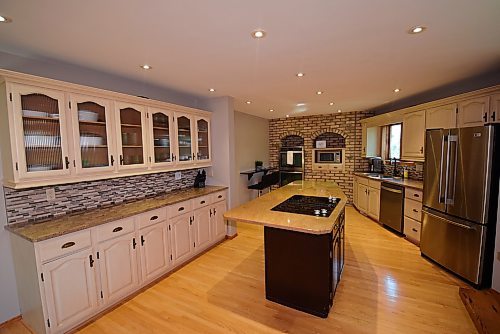 Todd Lewys / Winnipeg Free Press

 

A gorgeous eating area with a beautiful backyard view was tucked away perfectly between the kitchen and family room.