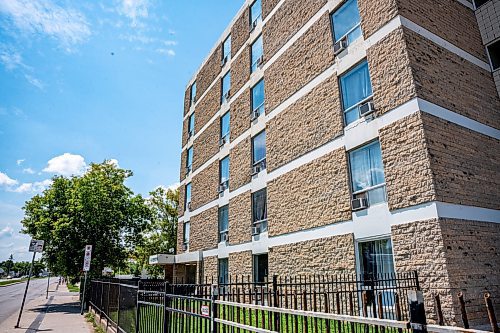 NIC ADAM / FREE PRESS
The Keewatin House Lodge (86 Keewatin St.) pictured on Tuesday afternoon. The building offers rooms to people from northern Manitoba who are in the city for medical reasons.
240708 - Monday, July 08, 2024.

Reporter: Kevin