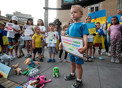 JOHN WOODS / FREE PRESS
Ukraine supporters gather at the corner of portage and Notre Dame for a rally in Winnipeg Tuesday, July 9, 2024. 

Reporter: ?