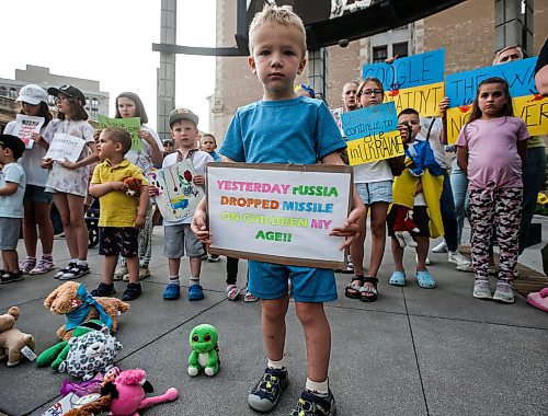 JOHN WOODS / FREE PRESS
Ukraine supporters gather at the corner of portage and Notre Dame for a rally in Winnipeg Tuesday, July 9, 2024. 

Reporter: ?