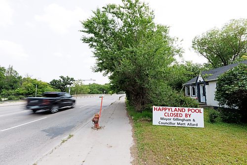 MIKE DEAL / FREE PRESS
A sign on Marion Street about a block west of the closed Happyland Pool accuses Mayor Gillingham and Councillor Matt Allard of closing the pool.
See Tyler Searle story
240710 - Wednesday, July 10, 2024.