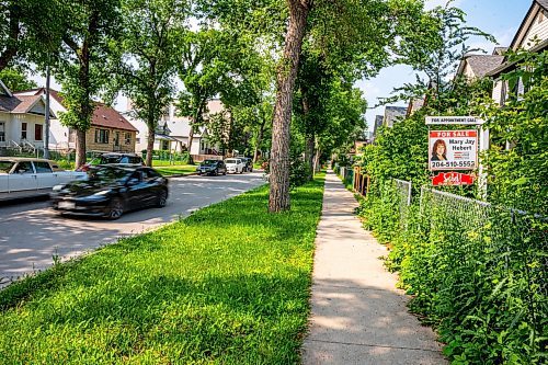 NIC ADAM / FREE PRESS
A for sale sign at 745 Toronto St. in Daniel McIntyre. Re/Max Canada has named Daniel McIntyre one of Canada&#x2019;s most liveable neighbourhoods in its 2024 Liveability Report.
240710 - Wednesday, July 10, 2024.

Reporter: ?