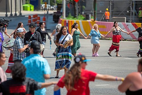 BROOK JONES / FREE PRESS
A woman plays an aboriginal drum during a round dance at the intersection of Portage Avenue and Main Street in Winnipeg, Man., on the afternoon of Thursday, July 11, 2024. The round dance was organized following the announcement that a judge ruled serial killer Jeremy Anthony Michael Skibicki is criminally responsible for slaying four indigenous women in Winnipeg in early 2022.