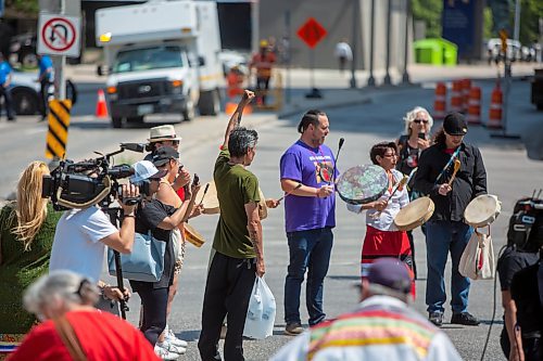 BROOK JONES / FREE PRESS
David Ferland, who is from Duck Bay, Man., raises his fist in the air during a round dance at the intersection of Portage Avenue and Main Street in Winnipeg, Man., on the afternoon of Thursday, July 11, 2024. The round dance was organized following the announcement that a judge ruled serial killer Jeremy Anthony Michael Skibicki is criminally responsible for slaying four indigenous women in Winnipeg in early 2022.