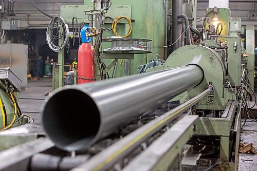 BROOK JONES / FREE PRESS
A milling machine folds galvanized steel into tubing comes at Imperial Steel at 901 Century St., in Winnipeg, Man., Thursday, July 11, 2024.