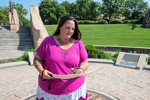 BROOK JONES / FREE PRESS
Jaime Grasby who is an indigenous story teller and knowledge keeper holds a feather fan and a smudging shell as she is pictured at the Oodena Celebration Circle at The Forks in Winnipeg, Man., Thursday, July 11, 2024.