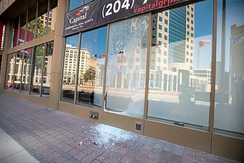 BROOK JONES / FREE PRESS
A widown at the Scotiabank Tower at 200 Portage Ave., was smashed at the same time a round dance was taking place at the intersection of Portage Avenue and Main Street in Winnipeg, Man., Thursday, July 11, 2024. The round dance was organized following the announcement that a judge ruled serial killer Jeremy Anthony Michael Skibicki is criminally responsible for slaying four indigenous women in Winnipeg in early 2022.