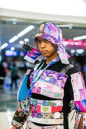 MIKAELA MACKENZIE / FREE PRESS

Kenjiro Cielos wears samurai armour made out of Ai-Kon business cards at Ai-Kon at the RBC Convention Centre on Friday, July 12, 2024. 

Standup.

