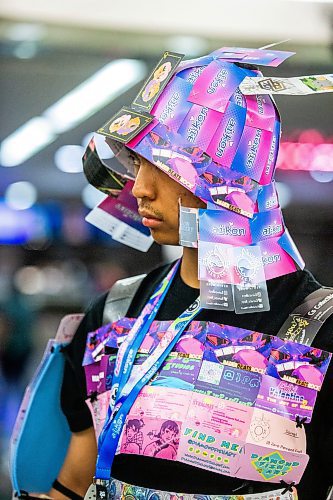 MIKAELA MACKENZIE / FREE PRESS

Kenjiro Cielos wears samurai armour made out of Ai-Kon business cards at Ai-Kon at the RBC Convention Centre on Friday, July 12, 2024. 

Standup.

