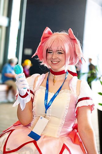 MIKAELA MACKENZIE / FREE PRESS

Iris Rose keeps cool with a portable fan while walking to Ai-Kon at the RBC Convention Centre on Friday, July 12, 2024. 

Standup.

