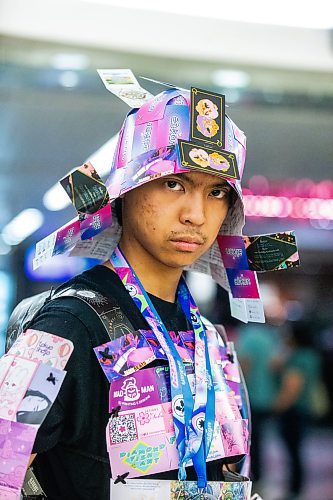 MIKAELA MACKENZIE / FREE PRESS

Kenjiro Cielos wears samurai armour made out of Ai-Kon business cards at Ai-Kon at the RBC Convention Centre on Friday, July 12, 2024. 

Standup.

