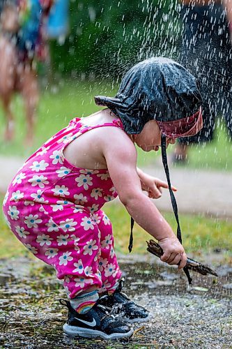 NIC ADAM / FREE PRESS
15-month-year-old Blake Bennett plays in the water of one of the cooling stations at the Winnipeg Folk Festival Friday afternoon.
240712 - Friday, July 12, 2024.

Reporter: ?
