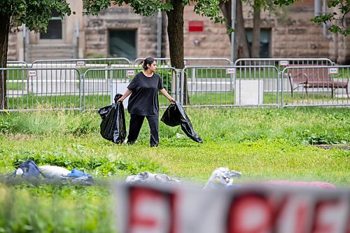 BROOK JONES / FREE PRESS
A pro-Palestinian protester helps to clean up and dismantle an encampment at the quad at the University of Manitoba's Fort Garry campus in Winnipeg, Man., Sunday, July 14, 2024. Students for Justice in Palestine, a group at the U of M, set up the encampment in solidarity with the Palestinian people in Gaza on May 7, 2024.