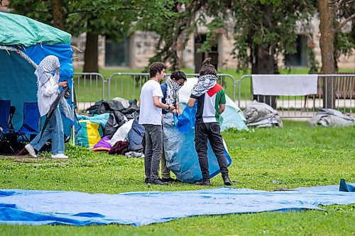 BROOK JONES / FREE PRESS
Pro-Palestinian protesters help to clean up and dismantle an encampment at the quad at the University of Manitoba's Fort Garry campus in Winnipeg, Man., Sunday, July 14, 2024. Students for Justice in Palestine, a group at the U of M, set up the encampment in solidarity with the Palestinian people in Gaza on May 7, 2024.