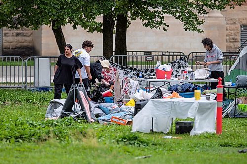 BROOK JONES / FREE PRESS
Pro-Palestinian protesters help to clean up and dismantle an encampment at the quad at the University of Manitoba's Fort Garry campus in Winnipeg, Man., Sunday, July 14, 2024. Students for Justice in Palestine, a group at the U of M, set up the encampment in solidarity with the Palestinian people in Gaza on May 7, 2024.