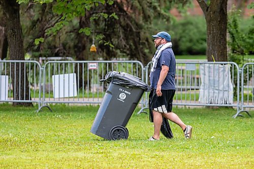 BROOK JONES / FREE PRESS
A pro-Palestinian protester helps to clean up and dismantle an encampment at the quad at the University of Manitoba's Fort Garry campus in Winnipeg, Man., Sunday, July 14, 2024. Students for Justice in Palestine, a group at the U of M, set up the encampment in solidarity with the Palestinian people in Gaza on May 7, 2024.