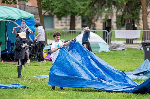 BROOK JONES / FREE PRESS
Pro-Palestinian protesters help to clean up and dismantle an encampment at the quad at the University of Manitoba's Fort Garry campus in Winnipeg, Man., Sunday, July 14, 2024. Students for Justice in Palestine, a group at the U of M, set up the encampment in solidarity with the Palestinian people in Gaza on May 7, 2024.