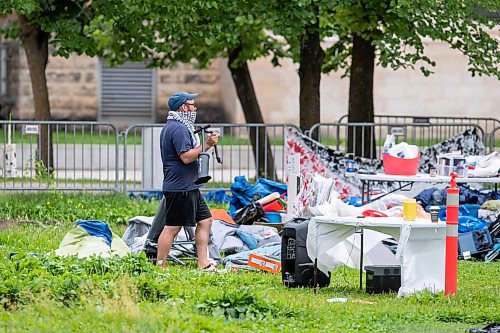 BROOK JONES / FREE PRESS
A pro-Palestinian protester helps to clean up and dismantle an encampment at the quad at the University of Manitoba's Fort Garry campus in Winnipeg, Man., Sunday, July 14, 2024. Students for Justice in Palestine, a group at the U of M, set up the encampment in solidarity with the Palestinian people in Gaza on May 7, 2024.