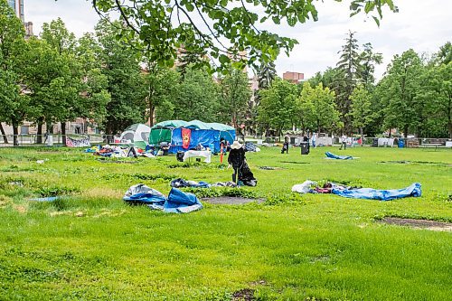 BROOK JONES / FREE PRESS
Pro-Palestinian protesters help to clean up and dismantle an encampment at the quad at the University of Manitoba's Fort Garry campus in Winnipeg, Man., Sunday, July 14, 2024. Students for Justice in Palestine, a group at the U of M, set up the encampment in solidarity with the Palestinian people in Gaza on May 7, 2024.