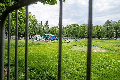 BROOK JONES / FREE PRESS
Pro-Palestinian protesters help to clean up and dismantle an encampment at the quad at the University of Manitoba's Fort Garry campus in Winnipeg, Man., Sunday, July 14, 2024. Students for Justice in Palestine, a group at the U of M, set up the encampment in solidarity with the Palestinian people in Gaza on May 7, 2024.