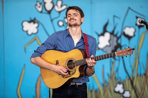 BROOK JONES / FREE PRESS
Tom Gammons of Echo Tech Rider performs on the Snowberry Field stage at the 49th Winnipeg Folk Festival at Birds Hill Provincial Park in Man., Sunday, July 14, 2024.