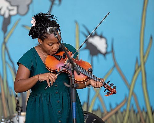 BROOK JONES / FREE PRESS
Tuli Porcher, who is from Victoria, B.C., of Echo Tech Rider performs on the Snowberry Field stage at the 49th Winnipeg Folk Festival at Birds Hill Provincial Park in Man., Sunday, July 14, 2024.