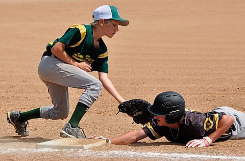 Brandon Padres runner Charlie Hullick gets back safely to first base after a pickoff attempt by the Lowe Farm first baseman during the 13U Tier Baseball Manitoba provincial final Sunday afternoon in Wawanesa. (Jules Xavier/The Brandon Sun)