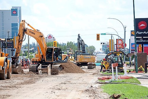 The construction zone in the southbound lanes of 18th Street at the intersection with Park Avenue on Monday afternoon. (Matt Goerzen/The Brandon Sun)