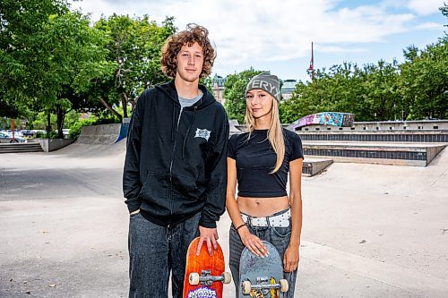 NIC ADAM / FREE PRESS
Erik Penton (left) and Siena White pictured at the Forks skate park Tuesday. They are two of the four people giving free drop-in skate lessons.
240716 - Tuesday, July 16, 2024.

Reporter: Zoe