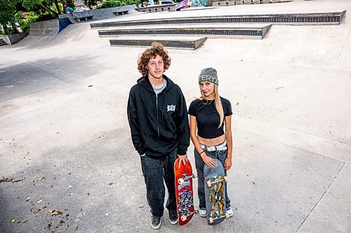 NIC ADAM / FREE PRESS
Erik Penton (left) and Siena White pictured at the Forks skate park Tuesday. They are two of the four people giving free drop-in skate lessons.
240716 - Tuesday, July 16, 2024.

Reporter: Zoe