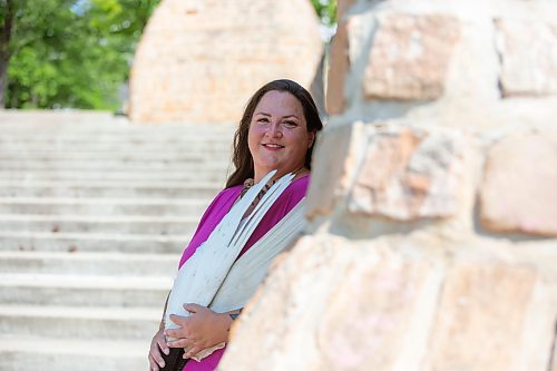 BROOK JONES / FREE PRESS
Jaime Grasby, 43, who is an indigenous story teller and knowledge keeper holds smuding feather fans as she is pictured in the Oodena Celebration Circle at The Forks in Winnipeg, Man., Thursday, July 11, 2024.