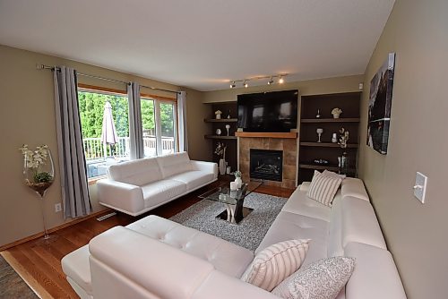 Todd Lewys / Winnipeg Free Press

Relaxation comes naturally in the family room, which offers a gas fireplace set in a fetching tile surround - and a soothing backyard view.