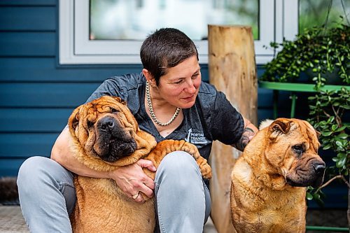 Long haul trucker and dog shower Devi Gershbain and her dogs, Ever and Radar, at her home in Winnipeg. (Mikaela MacKenzie/Winnipeg Free Press)

