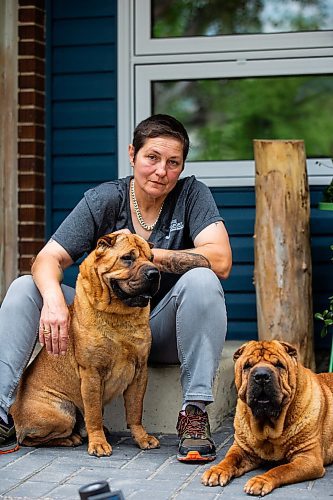 Long haul trucker and dog shower Devi Gershbain and her dogs, Ever and Radar, at her home in Winnipeg. (Mikaela MacKenzie/Winnipeg Free Press)