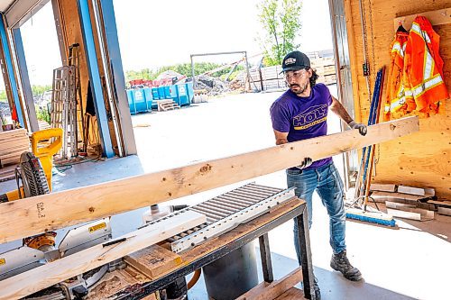 NIC ADAM / FREE PRESS
Alejandro Diaz, a framer with Holz, is pictured Thursday cutting wood with a mitre saw.
240718 - Thursday, July 18, 2024.

Reporter: Aaron