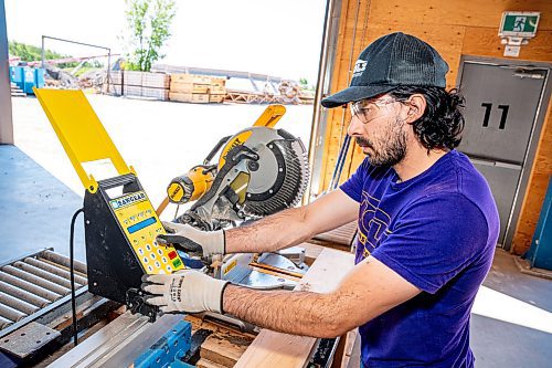 NIC ADAM / FREE PRESS
Alejandro Diaz, a framer with Holz, is pictured Thursday cutting wood with a mitre saw.
240718 - Thursday, July 18, 2024.

Reporter: Aaron